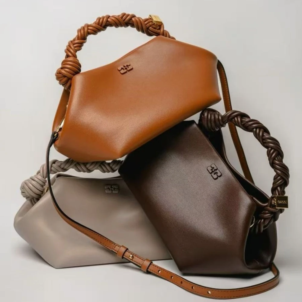 Women Bags 2026 Trends - 2026年、高級デザイナーによるミニクロスボディバッグ。レザー素材の六角形編み込みデザインで、普段使いに最適なカジュアルなショルダーバッグ兼ハンドバッグ。